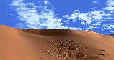 4K沙漠蓝天白云镜头后期视频的预览图